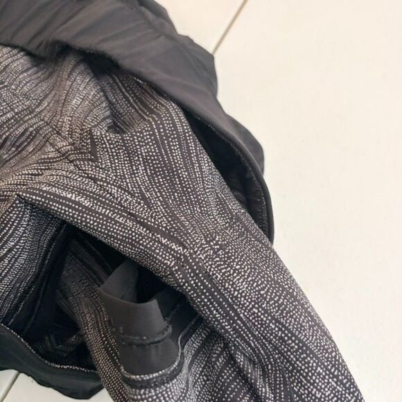 Lululemon Two With One Reversible Shorts Women's 10 Black Mesh Printed Athletic - Picture 8 of 12